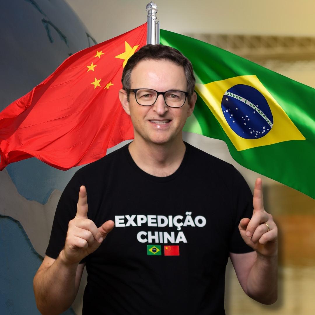 Gaúcho com a camiseta Expedição China, entre as bandeiras do Brasil e da China